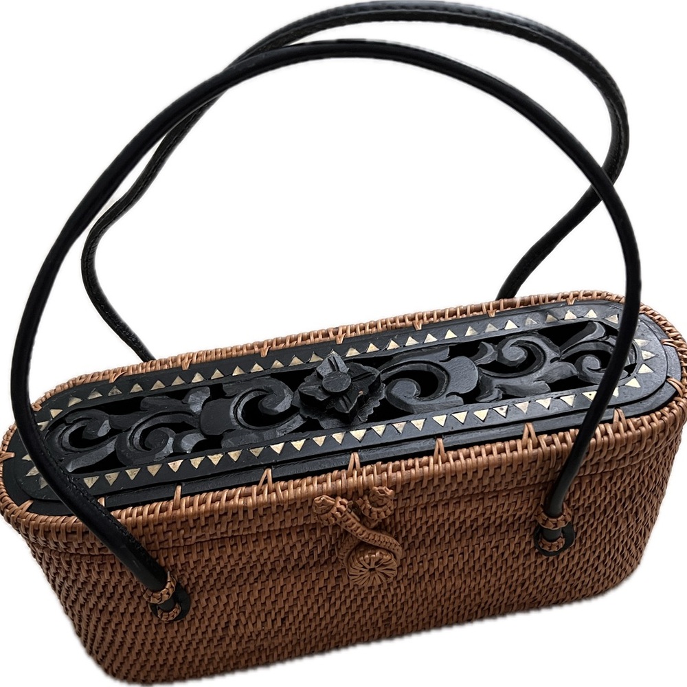 NWOT women’s wooden carved basket woven handbag with leather straps